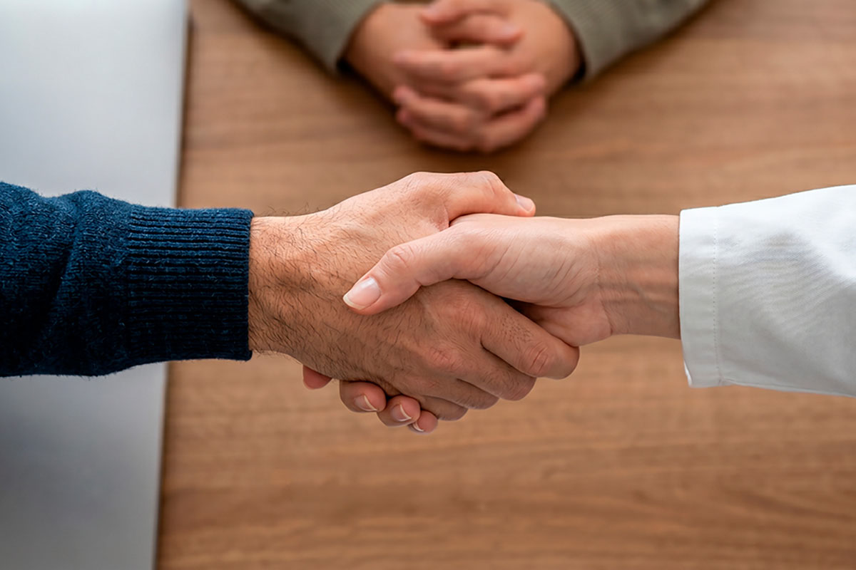 Profesional y paciente trabajando juntos